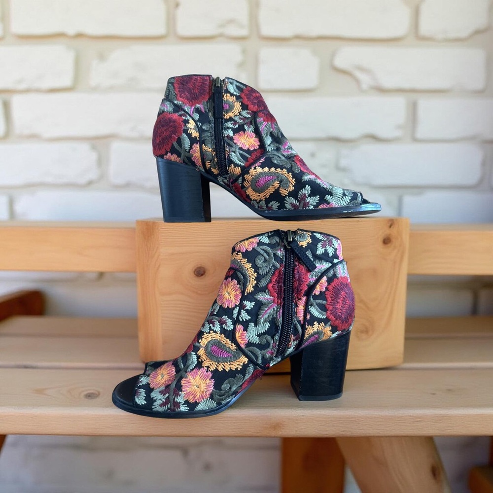Crown Vintage Red and Orange Ankle Boots with Floral Design open toe size  6 1/2